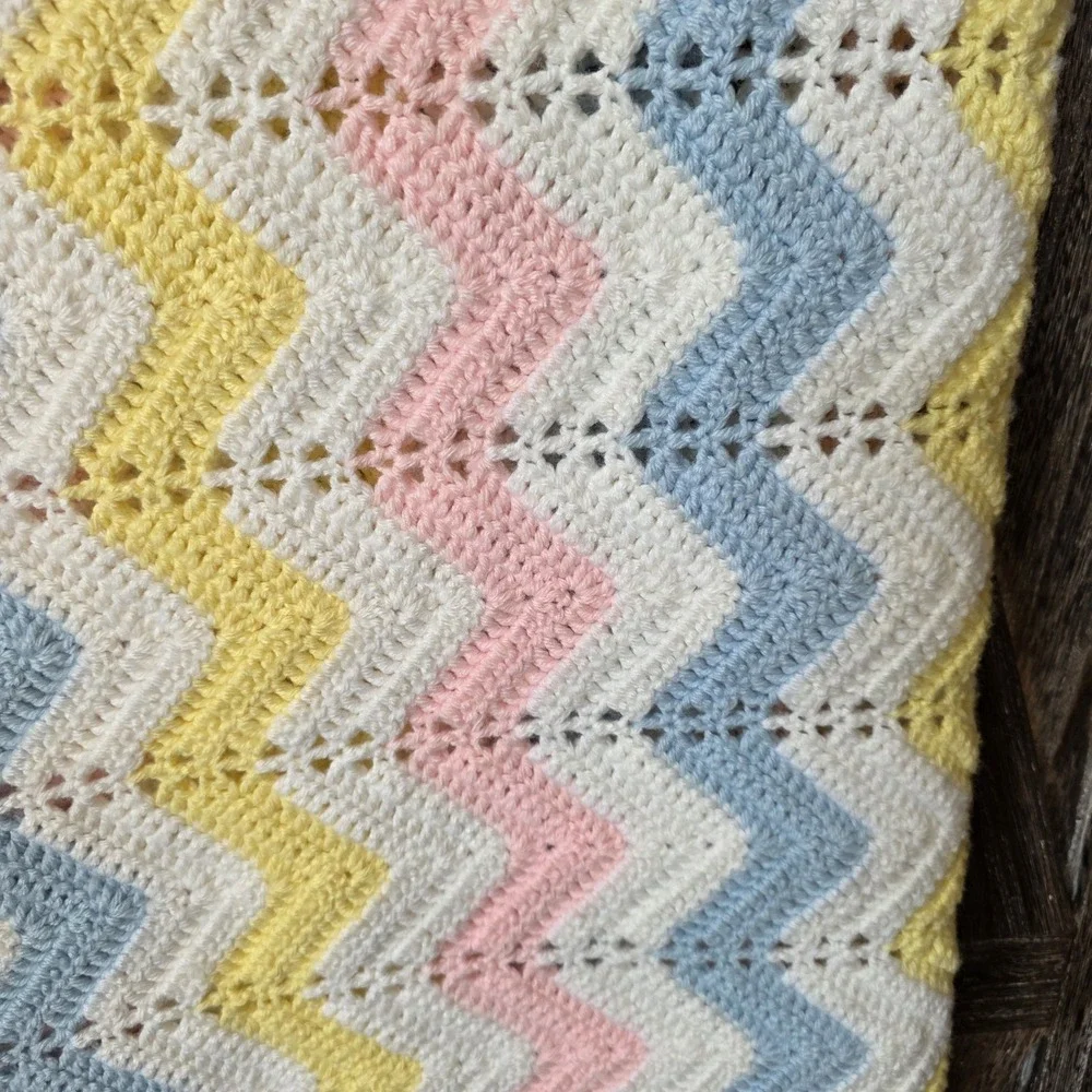 Handmade Baby Blanket Crochet Chevron Design White Blue Pink‎ Yellow 44
